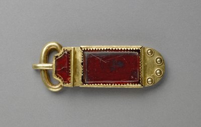 مشبك (عقيق وذهب) بواسطة الأنجلو ساكسون